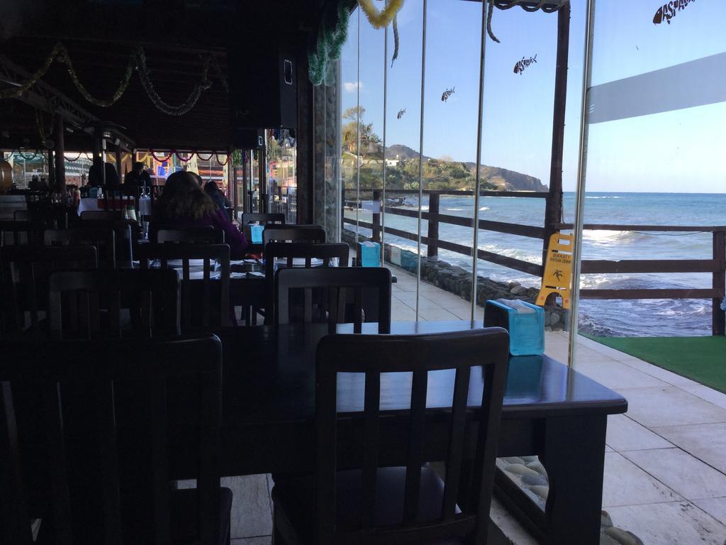 Aphrodite Beachfront Apartment Ghaziveran Luaran gambar